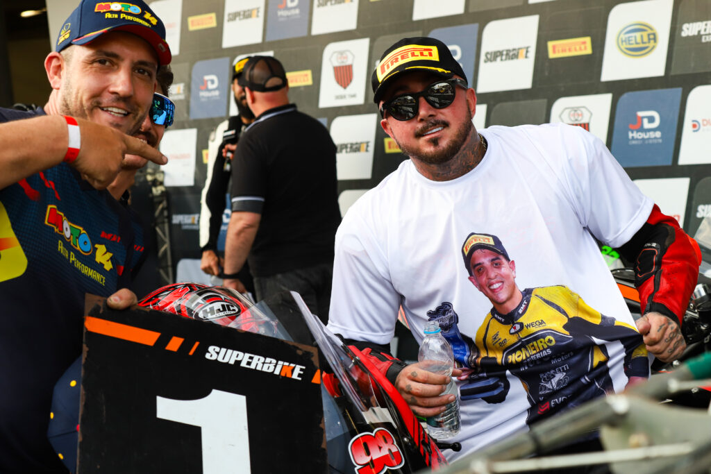 Beto Silva vence novamente e assume a liderança da Supersport 400 Escola
