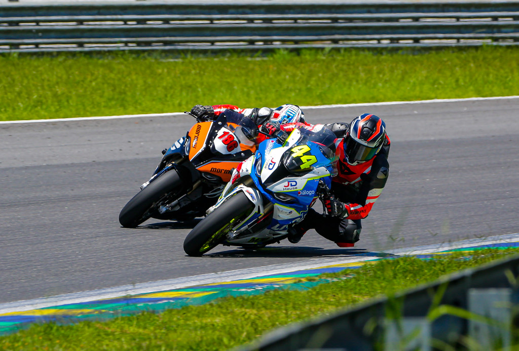 Pilotos de subcategorias diferentes disputando na corrida da SuperBike Light