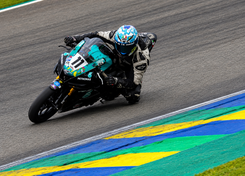 Aos 54 anos, Pitt Darcie lidera a SuperSport 300 Escola em sua primeira temporada no SuperBike